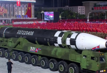 Koreja e Veriut zbulon për herë të parë raketën e re balistike ndërkontinentale