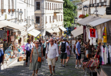 Gjirokastër: Në rrugët e kalldrëmta flitet në të gjitha gjuhët e botës