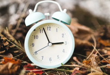 Çfarë i ndodh trupit kur akrepat kthehen një orë pas