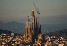 “Sagrada Familia” bëhet kisha me kullën më të lartë në botë