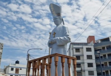 Peruja nderon Papa Leone XIV, zbulohet statuja e tij madhështore