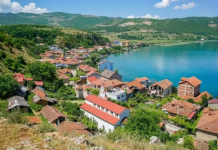 “Travel Off Path”: Vizitoni Linin, fshatin më të vjetër liqenor në Evropë
