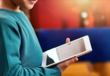 Parlamenti Evropian propozon kufizim të mediave sociale për fëmijët nën 16-vjeç