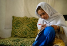 Vajza afgane që po mëson fiton çmimin “Foto e Vitit 2025” të UNICEF-it