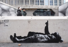 Një vepër arti, që mendohet të jetë e Banksyt, shfaqet në një rrokaqiell