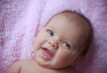 Foshnja e parë në botë lind me ADN-në e tre personave