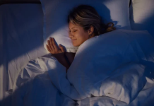 Të fjeturit në temperatura të ulëta ndihmon në djegien e yndyrave dhe ngadalësimin e plakjes