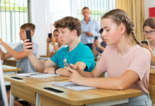 Fëmijët amerikanë kalojnë një pjesë të madhe të ditës në shkollë në telefon