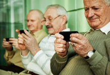 Edhe të moshuarit pas teknologjisë, 82% përdor telefon smart çdo ditë