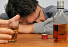 Konsumi i tepërt i alkoolit shkatërron mukozën e zorrëve