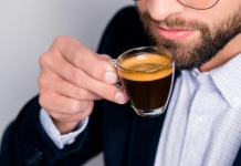 Dy-tre filxhanë kafe ose çaj në ditë mbrojnë nga demenca