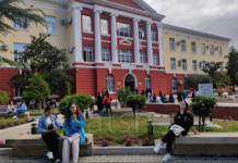 Qeveria shtyn kontratat e punës për studentët e ekselencës në administratë