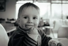 Fëmijët që hanë vetëm zhvillojnë të folurit më herët se të tjerët