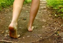 Lërini fëmijët që të ecin më shpesh zbathur