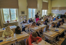 Shkollat suedeze kufizojnë mësimin digjital dhe kërkojnë rikthimin te librat