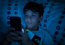 Përdorimi i telefonit gjatë natës po u “vjedh” gjumin adoleshentëve