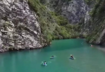 Bukurinë e blusë së thellë të lumit të Shalës