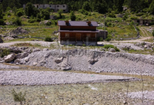 Tropojë, vizitorët përjetojnë traditën e mikpritjes shqiptare