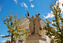 Skulpturat monumentale rikthehen në ish-Kinostudio