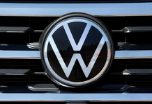 “Volkswagen” tërheq mbi 70 000 makina elektrike për shkak të defekteve në bateri